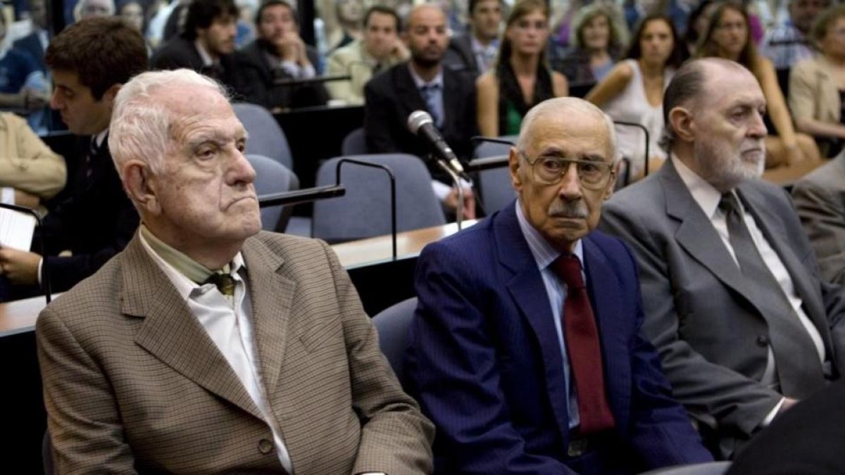 Los exdictadores argentinos Reinaldo Bignone (izq) y Jorge Rafael Videla (centro), en un juicio en Buenos Aires, en febrero del 2011.-LEO LA VALLE