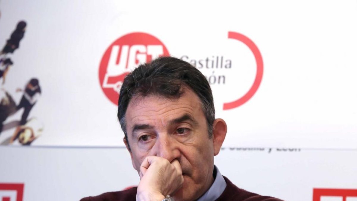 El secretario regional de CCOO, Ángel Hernández, presenta los actos del 1 de Mayo.-ICAL
