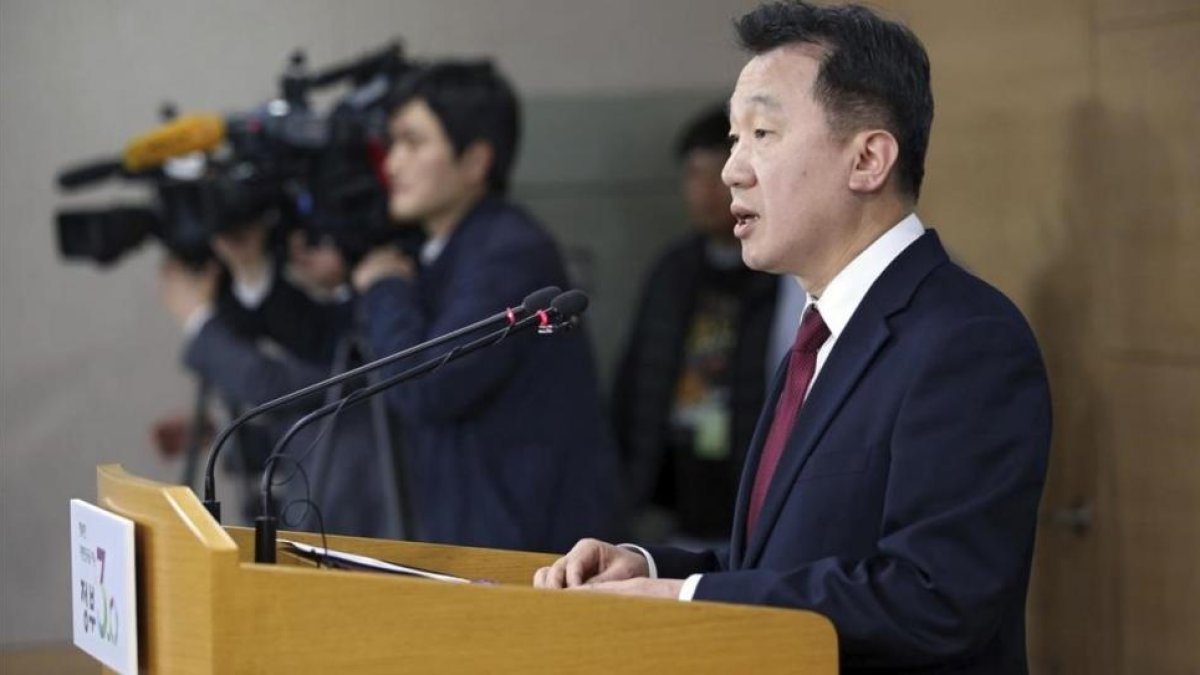 Jeong Koon-hee hace una declaración a la prensa sobre el grupo de 13 norcoreanos que han desertado a Seúl, este viernes.-EFE / YONHAP