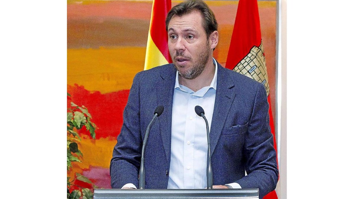 El alcalde Óscar Puente fue el encargado de abrir el último de los foros del CES, ayer en las Cortes.-J. M. Lostau