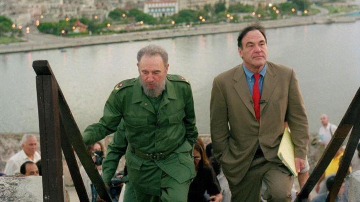 Fidel Castro y Oliver Stone, durante el rodaje de 'Looking for Fidel' en el 2012.-AP / ROSE SERRA