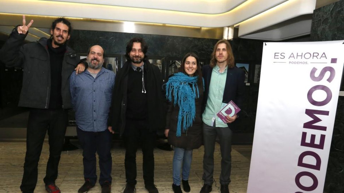 Podemos presenta en León la llamada Ley 25. En la imagen (IaD) el diputado por Santa Cruz de Tenerife, Alberto Rodríguez; el senador por Barcelona, Óscar Guardingo; el diputado por Madrid, Rafa Mayoral; la diputada por León, Ana Marcello y el responsable-ICAL