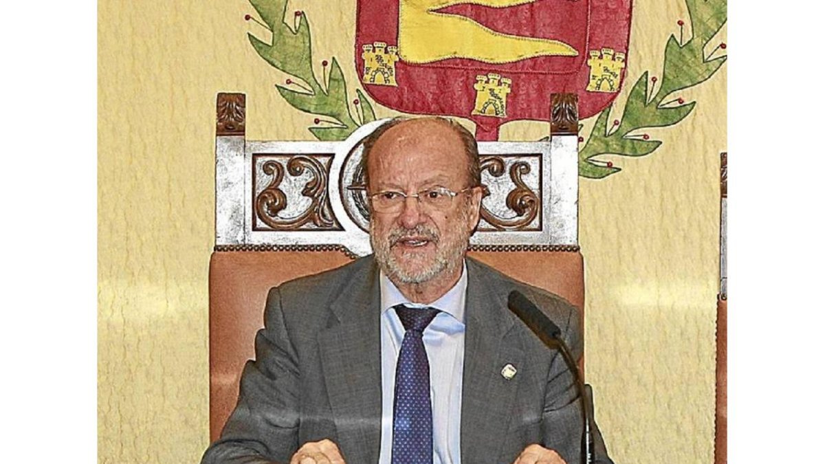 El alcalde de Valladolid, informa de un plan de vehículos sostenibles-J.M.Lostau