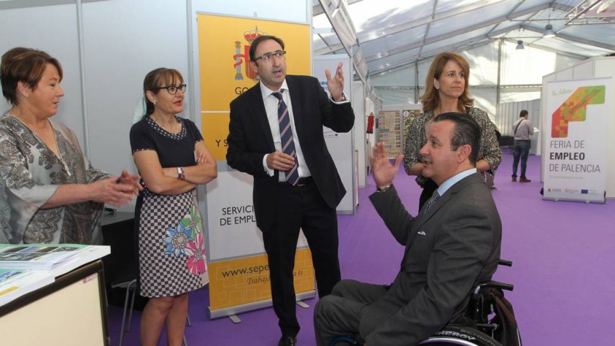 El director general de Políticas de Apoyo a la Discapacidad del Ministerio de Sanidad, Servicios Sociales e Igualdad, Ignacio Tremiño(D), junto al alcalde de Palencia, Alfonso Polanco (C) en la I Feria de Empleo.-ICAL
