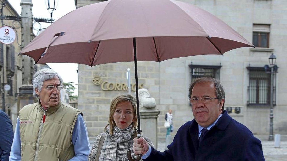 El candidato a la Alcadía, José Luis Rivas, la consejera Alicia García y el candidato Juan Vicente Herrera en Ávila.-ICAL