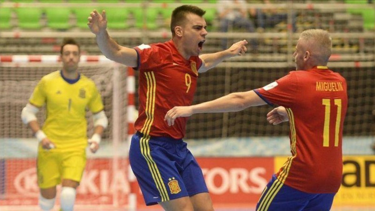 Lozano celebra con Miguelín tras marcar ante Kazajistán-RAUL ARBOLEDA / AFP