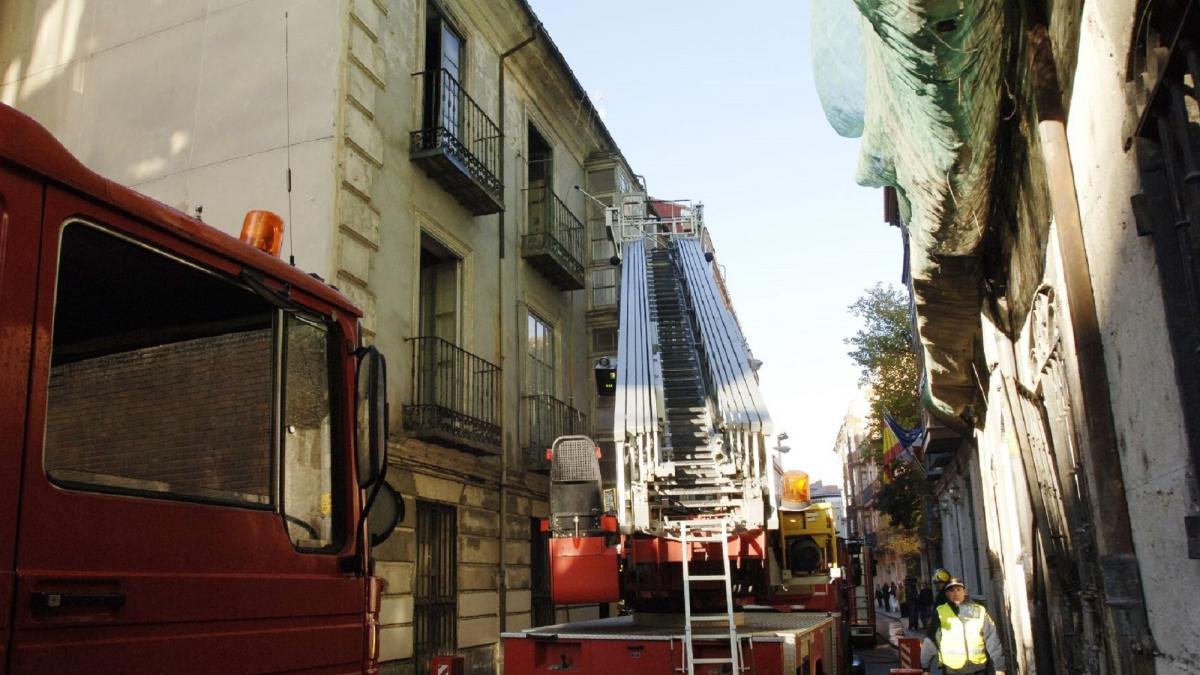 Imagen de la autoescala de los bomberos que ocupa toda la calzada de la calle Núñez de Arce.-J.M. LOSTAU