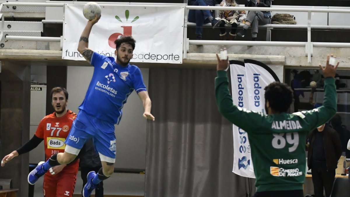 Dani Pérez trata de batir a Almeida en el duelo ante Huesca. / LOF