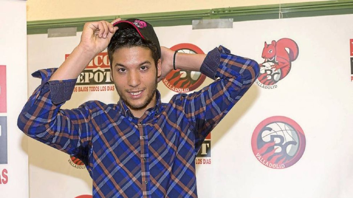 Jonatan Arranz se pone la gorra del club durante su presentación en el IES Zorrilla.-Pablo Requejo