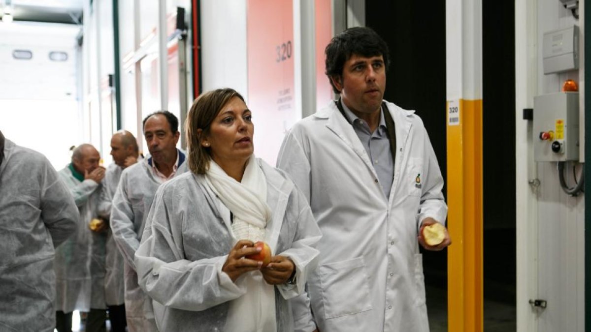 La consejera de Agricultura y Ganadería de la Junta, Milagros Marcos, visita la empresa hortofrutícola Nufri. En la Imagen junto al gerente de la empresa, Ignacio Argiles-ICAL