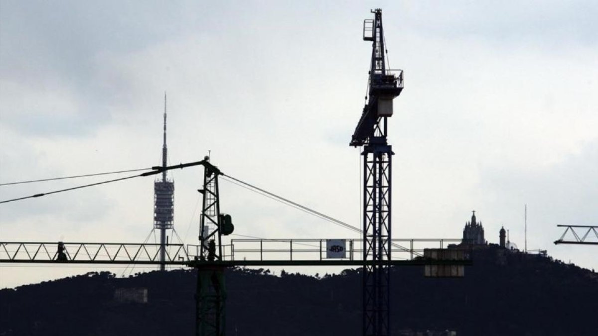 Grúas para la construcción de viviendas en Barcelona.-/ JOSEP GARCIA
