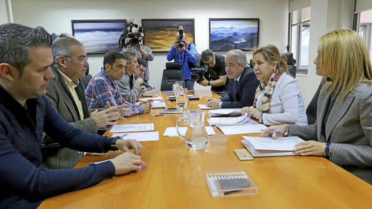 La vicepresidenta y consejera de Empleo de la Junta, Rosa Valdeón, preside la Permanente del Diálogo Social para analizar las actuales crisis empresariales.-ICAL