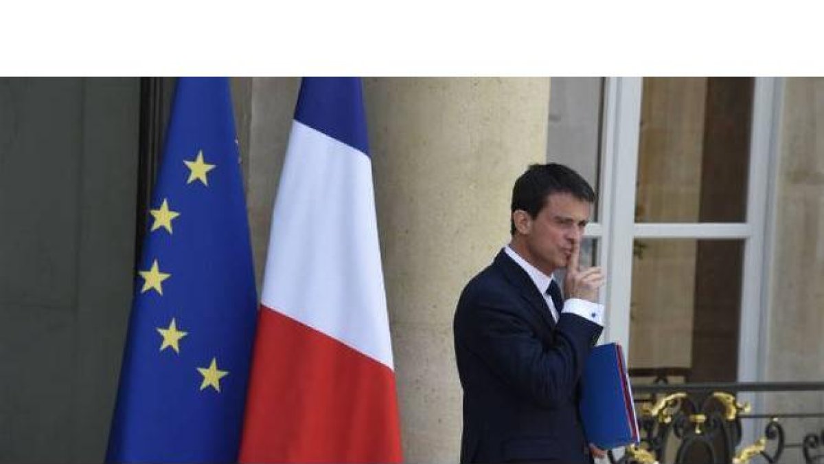 El primer ministro Manuel Valls sale del Elíseo, este miércoles.-Foto: AFP / DOMINIQUE FAGET