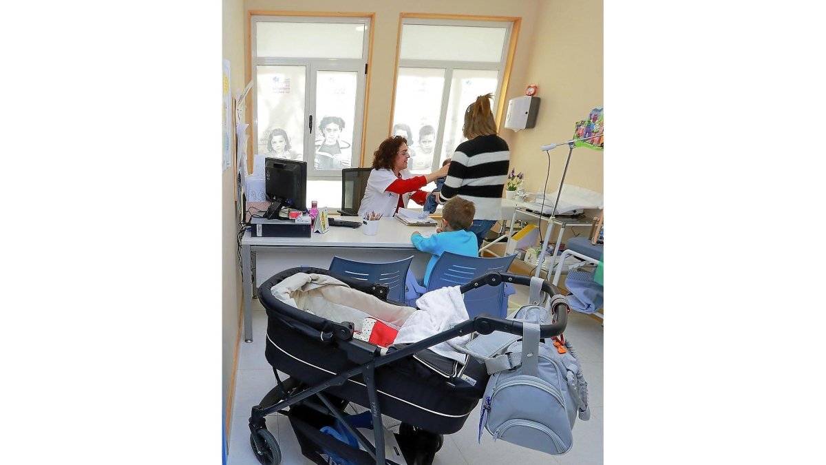 Consulta de pediatría de Aldeamayor, inaugurada ayer.-J.M. LOSTAU