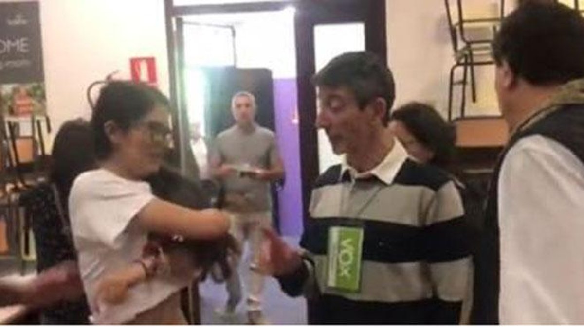 Bronca entre una apoderada de ERC y uno de VOX por una camiseta sobre los políticos presos.-