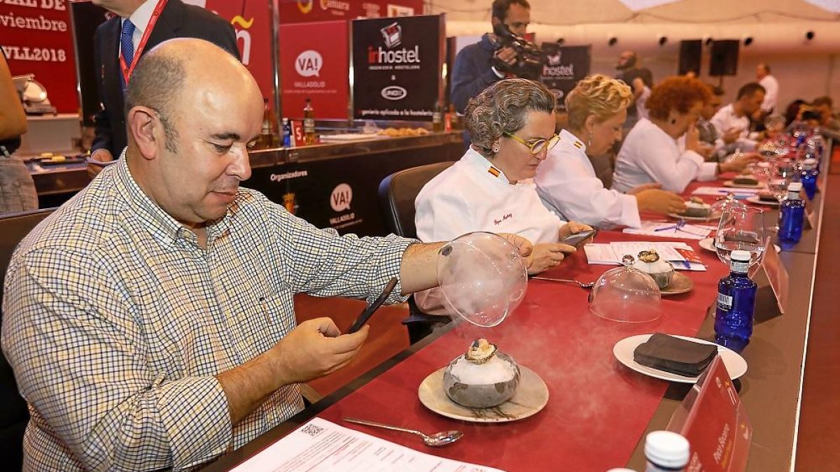 Paco Becerro, editor en el blog ‘Directo al paladar’, haciendo una foto a uno de los pinchos que se presentaron en la jornada de ayer.-J.M. LOSTAU