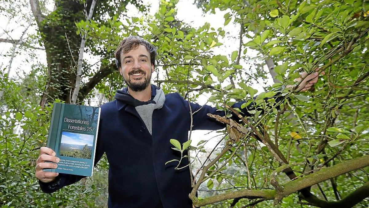 El investigador Adrián Pascual muestra su trabajo sobre el uso de láseres en la gestión de los bosques.-J. M. LOSTAU