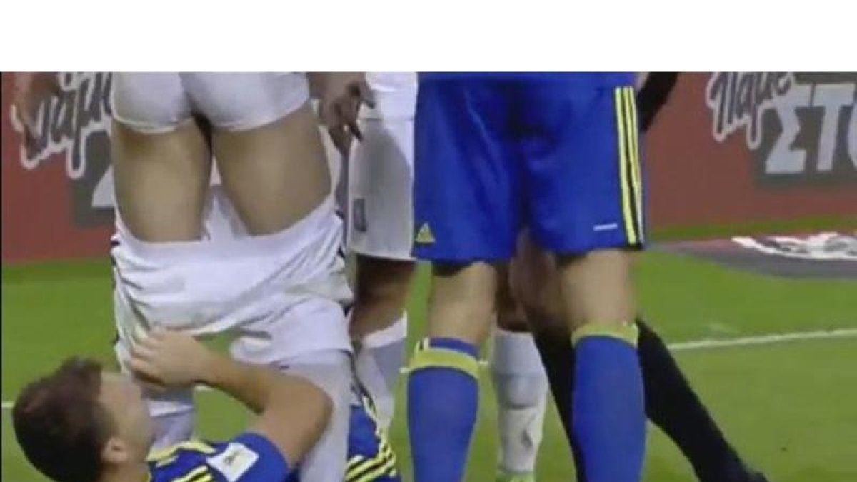 Edin Dzeko le bajó los pantalones a Sokratis y acabó expulsado.-EL PERIÓDICO
