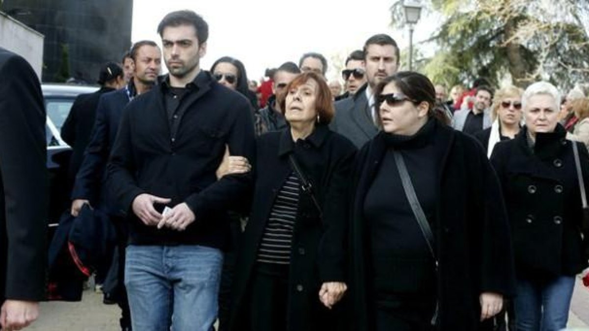 Zeus y Thais, los hijos de Sara Montiel, junto a una hermana de la artista fallecida saliendo del tanatorio.-EFE / JUAN CARLOS HIDALGO