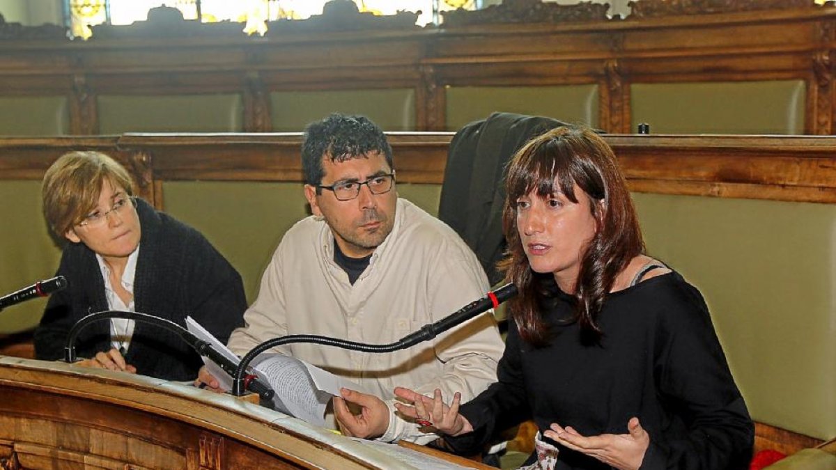 María Sánchez durante su intervención en el pleno, junto a Alberto Bustos y Rosalba Fonteriz.-J. M. Lostau