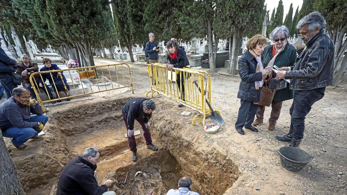 Excavación de una de las fosas en el cementerio del Carmen.-MIGUEL Á. SANTOS (PHOTOGENIC)