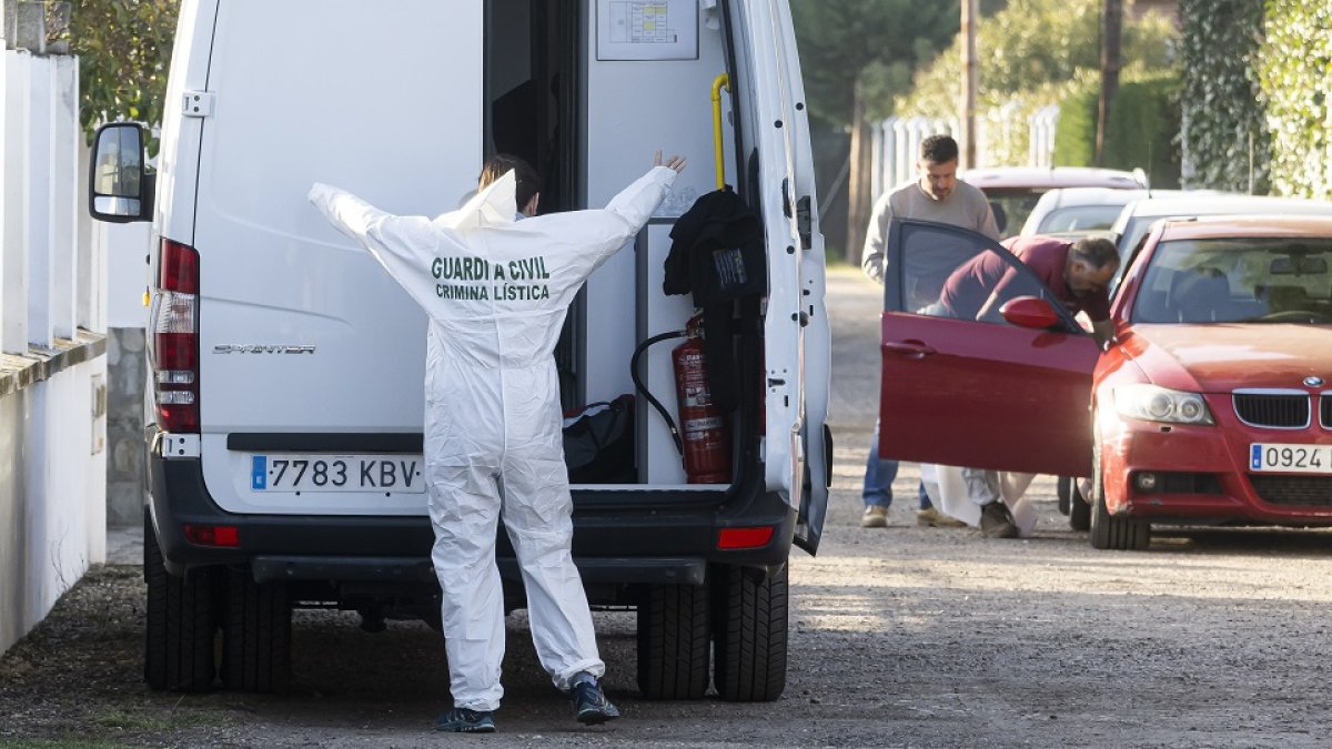 Agentes de criminalística en una de las inspecciones al chalet de Óscar efectuadas entre el 9 y el 12 de abril.- PHOTOGENIC