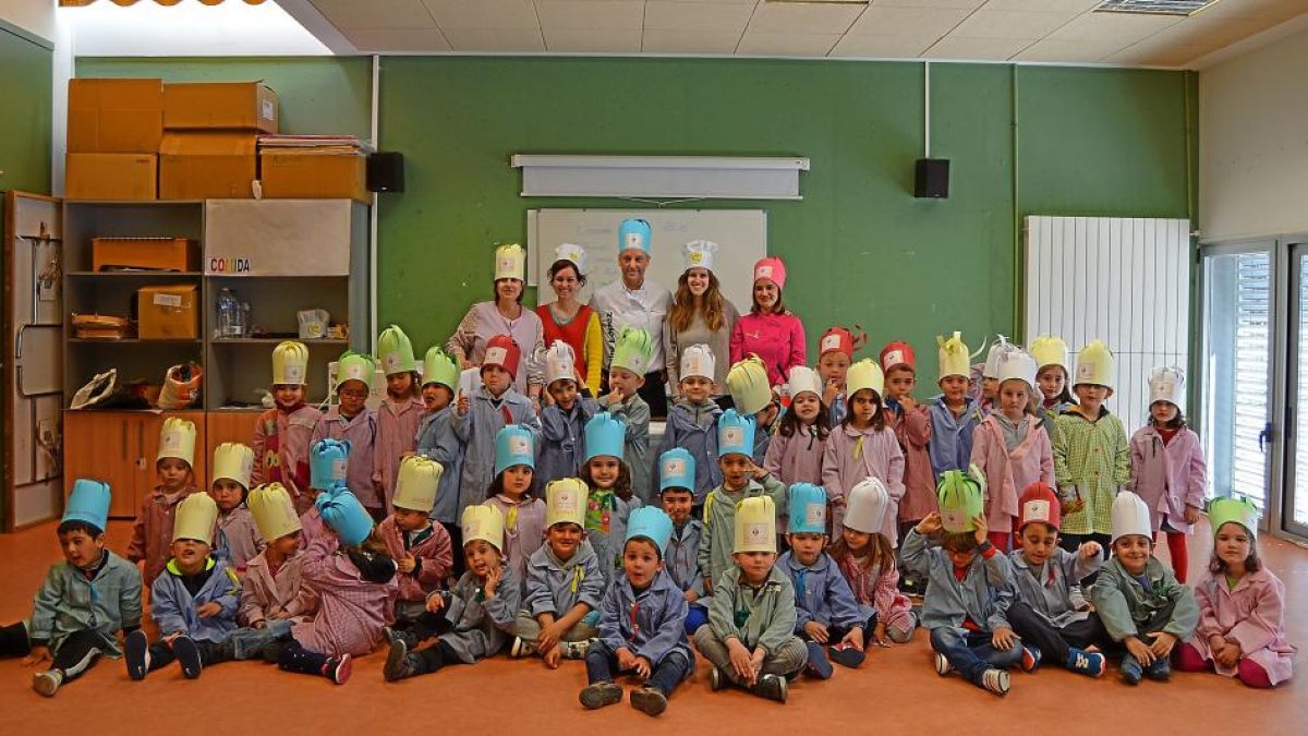 Alumnos del colegio Ana de Austria de Cigales en las jornadas de aprendizaje culinario.-EL MUNDO