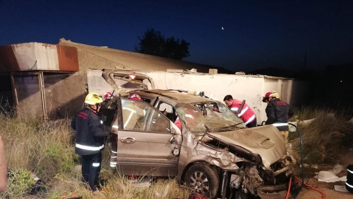 Los bomberos de Valladolid intervienen para rescatarle del vehículo-ICAL