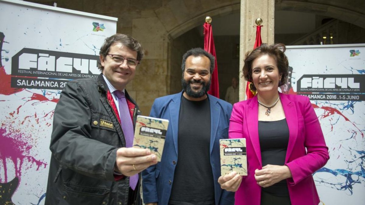 Cirac presenta el cartel del Fàcyl junto al director artístico, Carlos Jean y el alcalde, Alfonso Fernández Mañueco.-ICAL