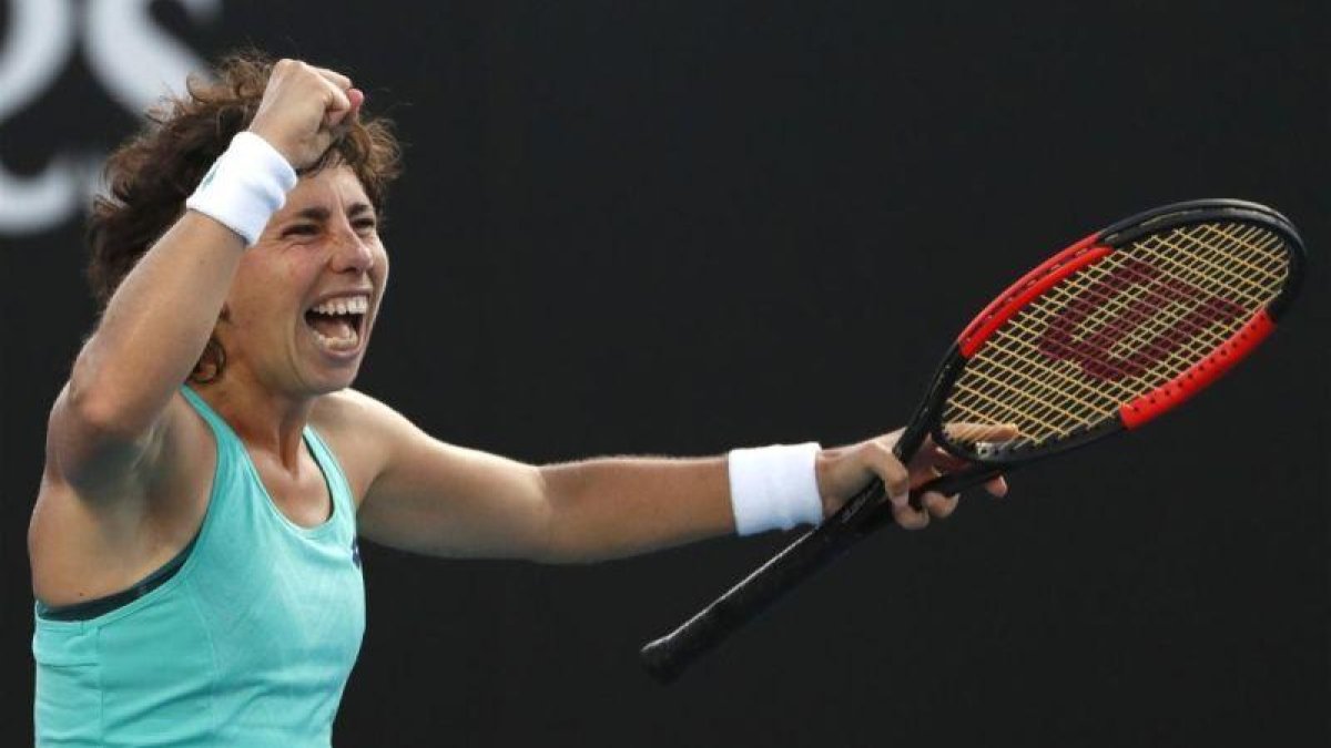 Carla Suárez celebra su triunfo sbre Kanepi en Melbourne.-AP / NG HAN GUAN