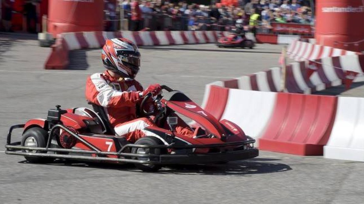 El piloto finalndés de Fórmula 1 de Ferrari Kimmi Raikkkonen en un evento de karting en Helsinki este martes-REUTERS / MARKKU ULANDER