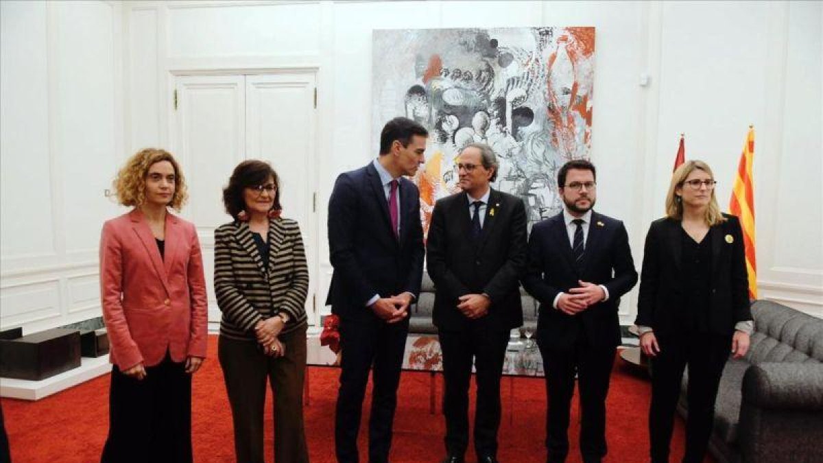 Los presidentes Pedro Sánchez y Quim Torra en Pedralbes, el pasado diciembre, junto a sus colaboradores.-JORDI COTRINA