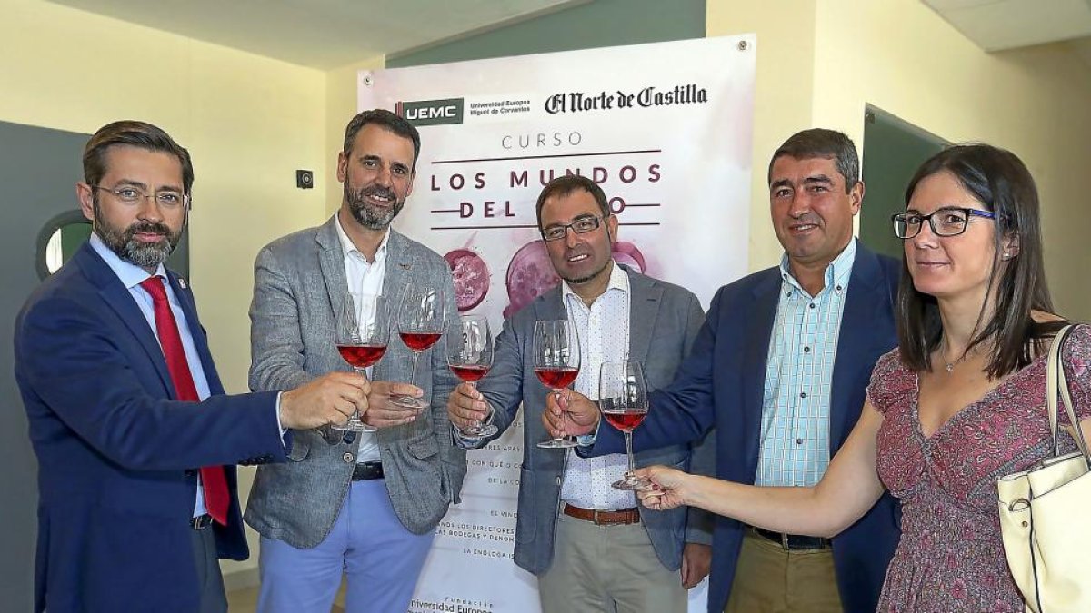 Eduardo Álvarez, Raúl Briongos, el moderador Luis Miguel Torres, Pablo Lago y Ana Rodríguez brindan durante el acto en la UEMC.-ICAL