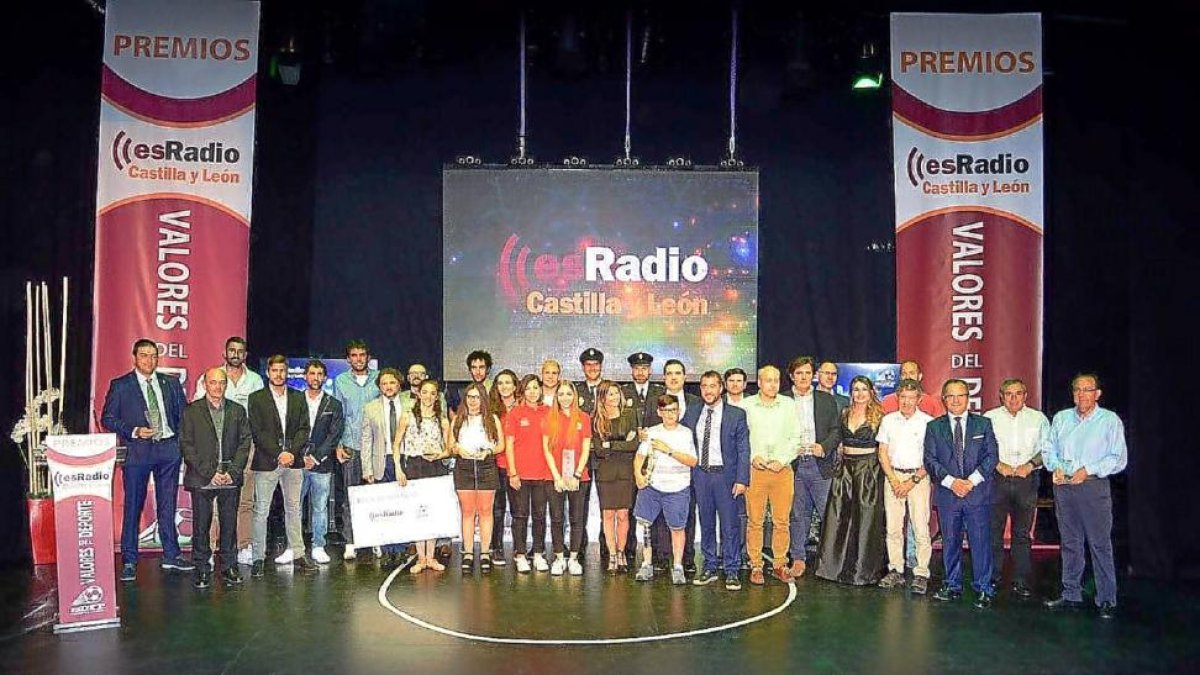 Los galardonados con los I Premios Valores del Deporte de EsRadio Castilla y León posan en el Auditorio de Medina del Campo-EL MUNDO