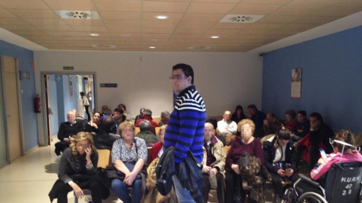Un amplio grupo de personas permanece en la sala de espera del servicio de Urgencias del Río Hortega.-E.M