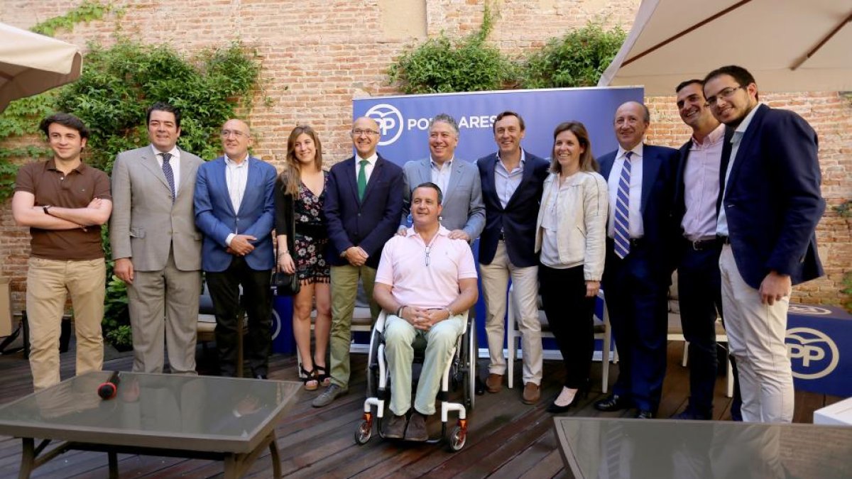 Rafael Hernando junto a  portavoces del PP de la provincia de Valladolid.-ICAL
