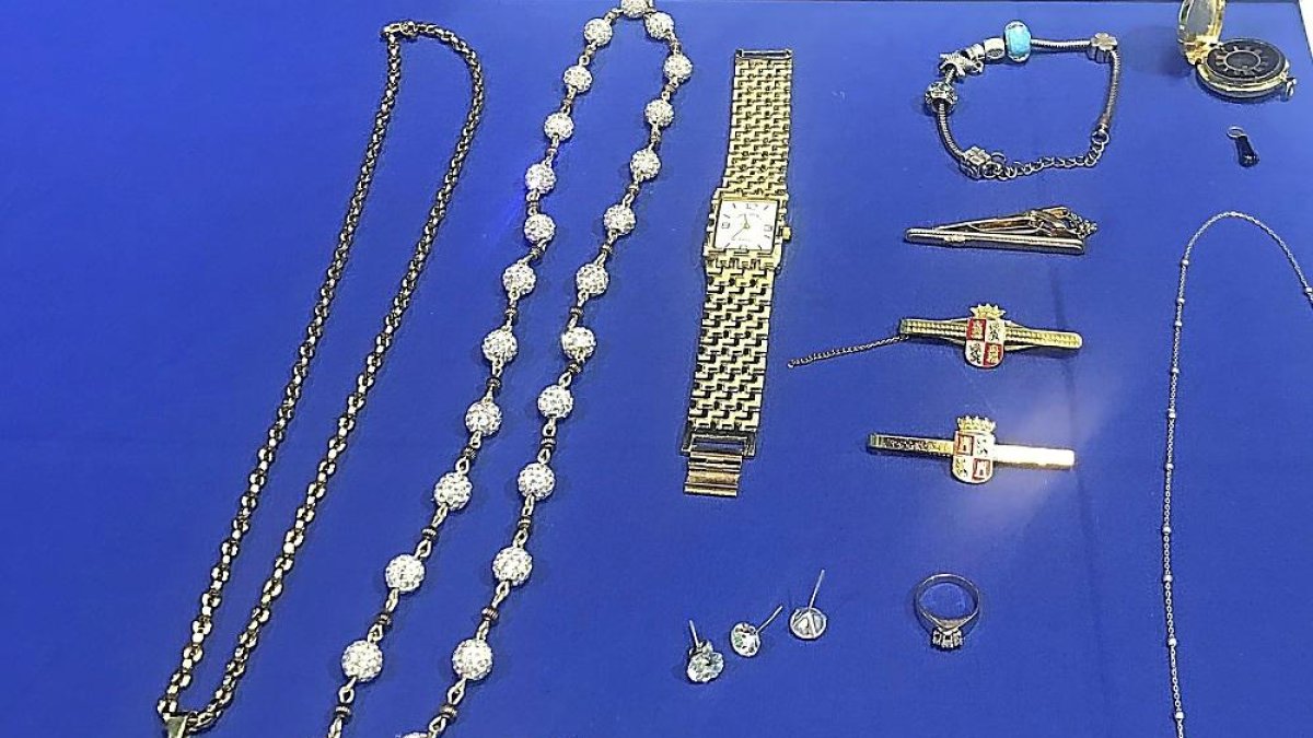 Joyas robadas recuperadas por el Cuerpo Nacional de Policía.-E. M.