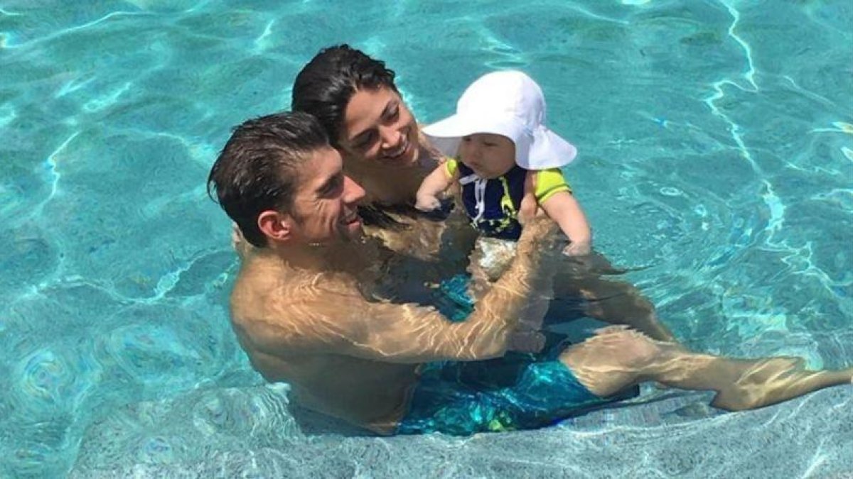 Michael Phelps, con su pareja, Nicole Johnson, y su hijo, Boomer, en la piscina.-INSTAGRAM