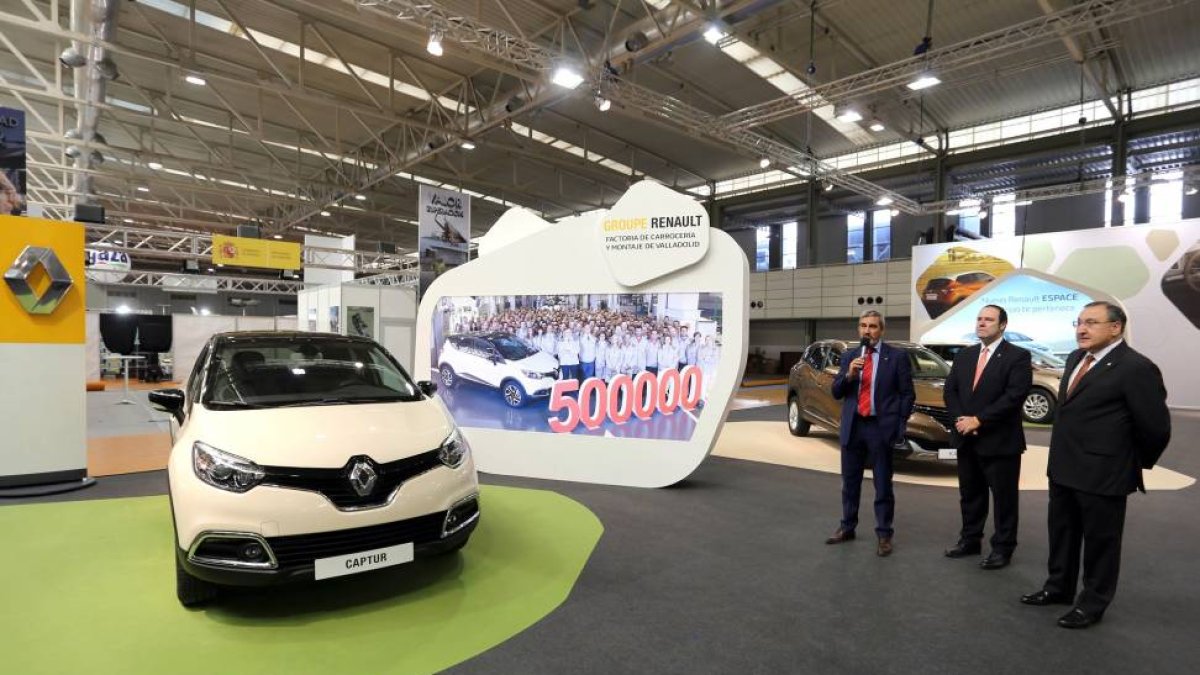El director de Comunicación de Renault, Jesús Presa (I), el director de las factorías de Carrocería Montaje y Motores de Valladolid, Manuel Guillermo (C), y el director regional comercial, José Antonio del Olmo, presentan el expositor de Renault en la Fer-Ical