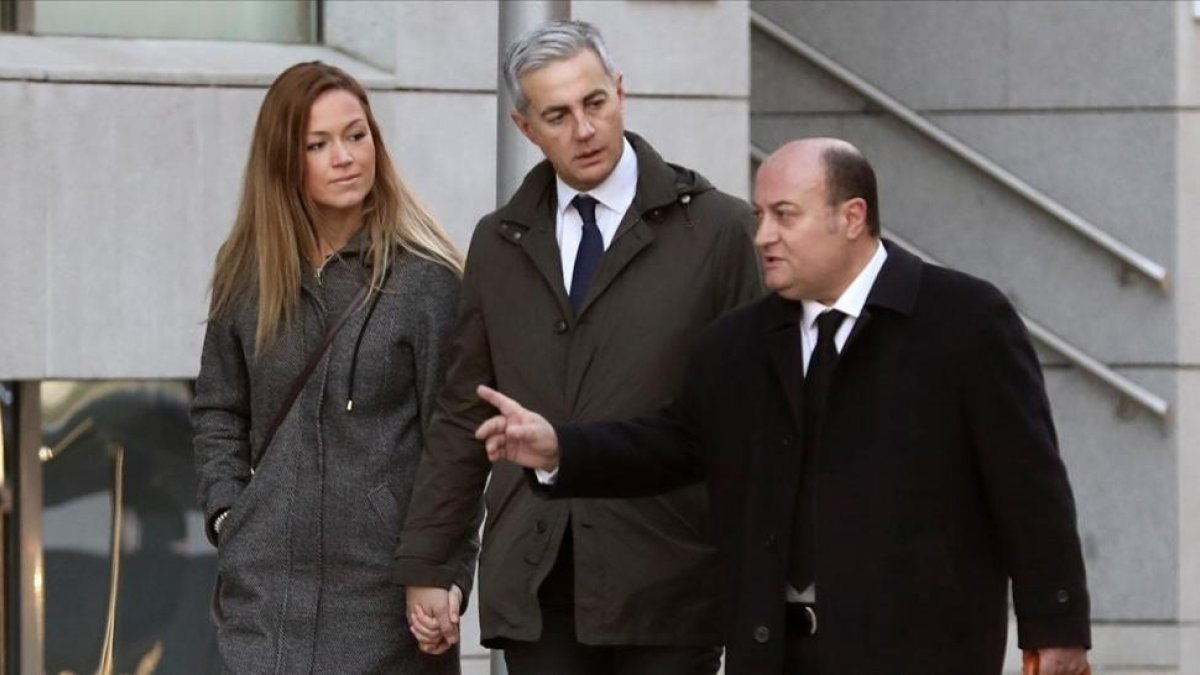 El exsecretario general del PP valenciano Ricardo Costa, acompañado por su pareja y su abogado a su llegada a la Audiencia Nacional.-BALLESTEROS (EFE)