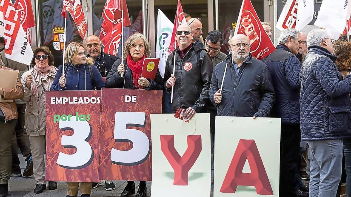 Concentración sindical realizada ante la Delegación Territorial de la Junta.-PABLO REQUEJO (PHOTOGENIC)