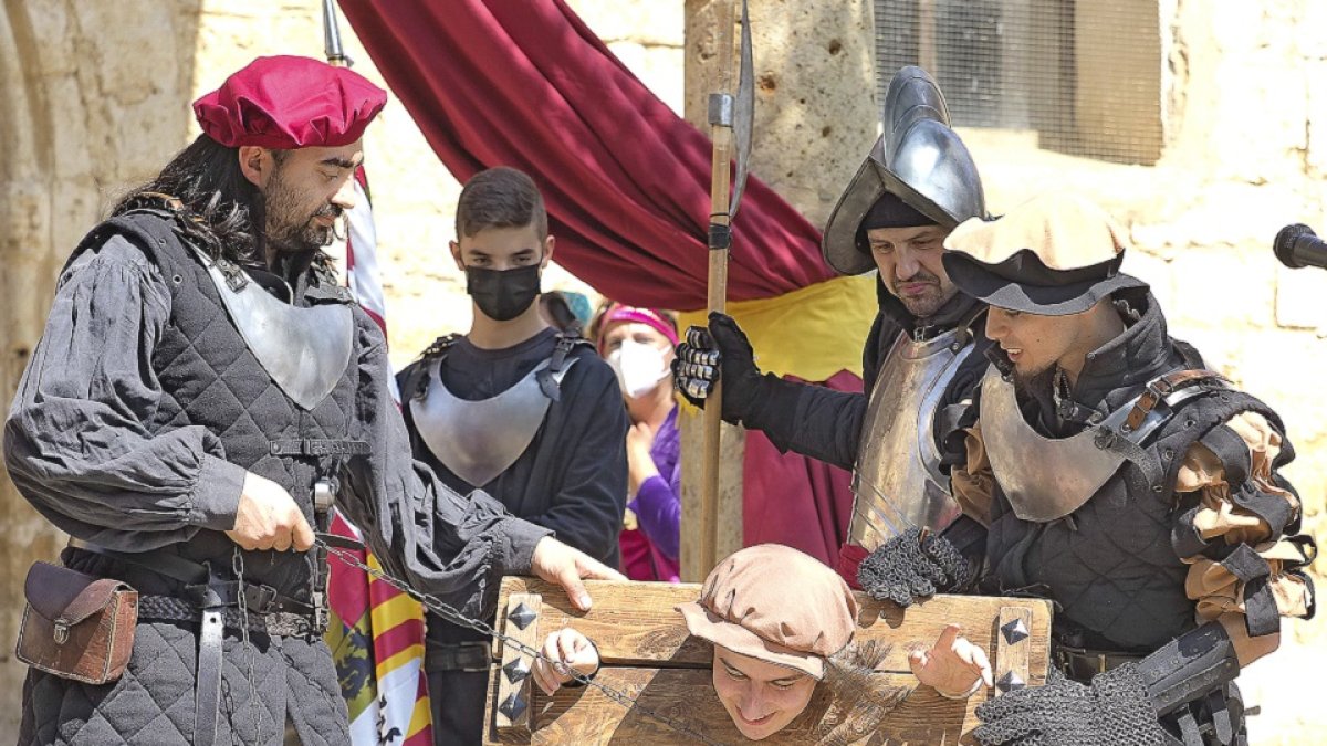 Un grupo teatral representa la obra ‘V centenario de la batalla de los comuneros’ en las calles de Tordehumos. PHOTOGENIC