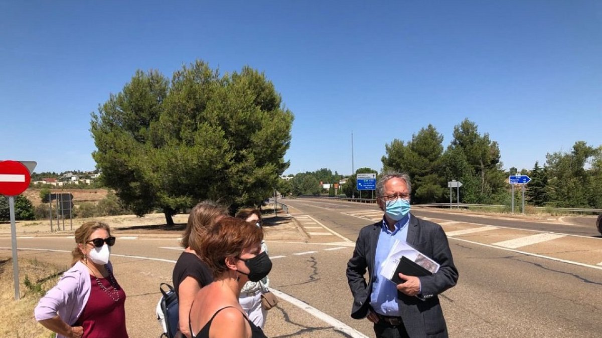 Manuel Saravia, junto con representantes de la Asociación de Vecinos Fuente Berrocal durante la visita a la zona. EM