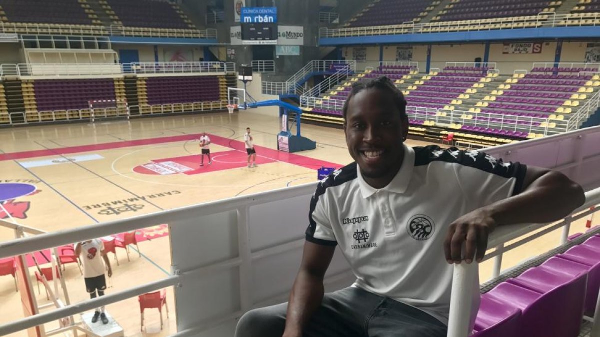 Greg Gantt posa ayer en el polideportivo Pisuerga tras su presentación oficial a los medios de comunicación.-G. V.