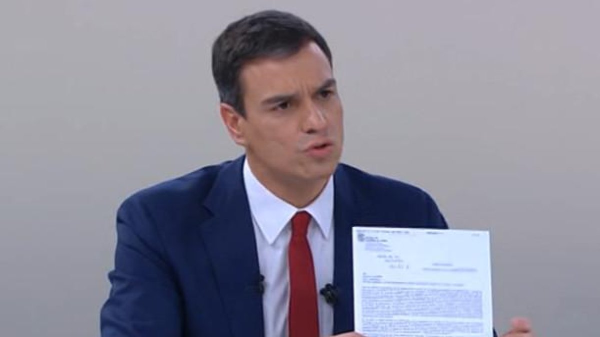 Pedro Sánchez, durante el 'cara a cara', mostrando la carta que la Junta de Castilla y León envío a Carmen Albillo.-