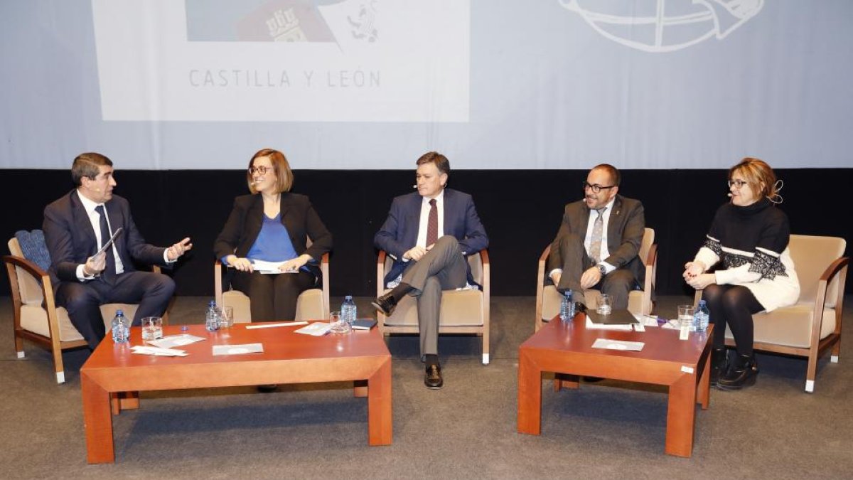 Los presidentes de las Diputaciones proviciales en la mesa moderada por Pablo R. Lago (izquierda).-J.M. LOSTAU