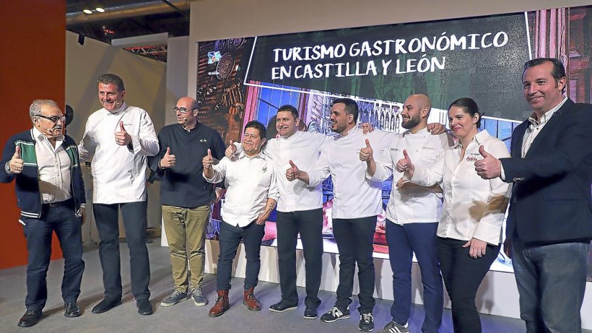 Chefs participantes en el expositor de Castilla y León en la Feria Internacional de Turismo.-ICAL