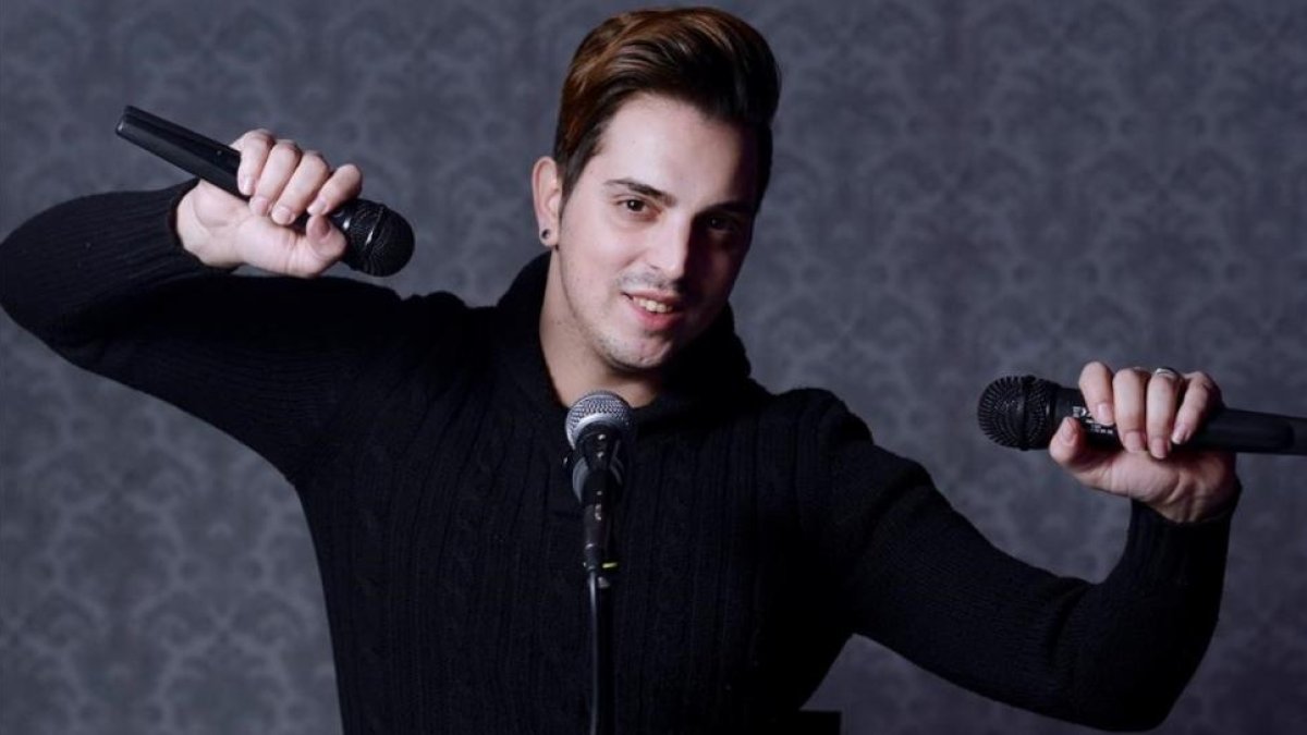 Jonathan Calleja, cantando en estereofonía.-EFE