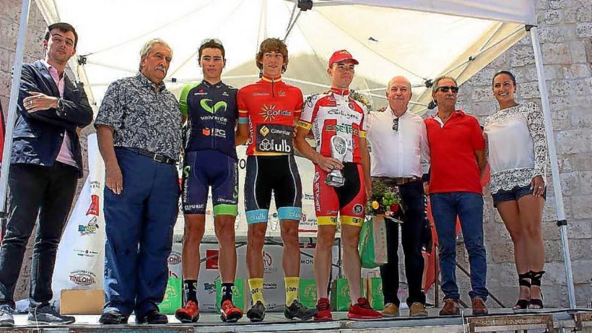 Los primeros clasificados en el VII Trofeo Ayuntamiento de Peñafiel posan junto a organizadores y autoridades.-S.M.