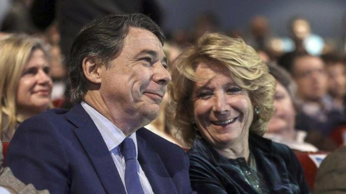 Ignacio González y Esperanza Aguirre, durante el acto de entrega de carnets a nuevos afiliados del PP de Madrid, el 9 de diciembre del 2014.-ARCHIVO / CARLOS IGLESIAS